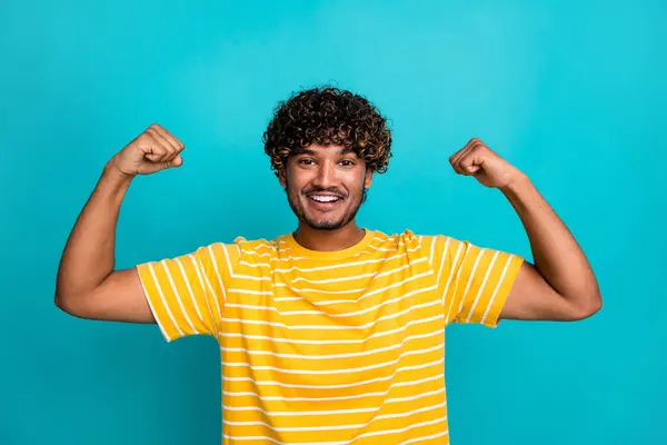 Foto Retrato Agradável Jovem Masculino Levantar Punhos Fortes Músculos Vestidos — Fotografia de Stock