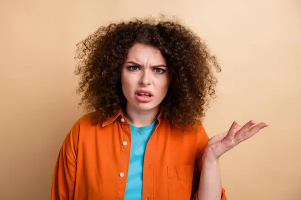 Foto Portret Van Aantrekkelijke Jonge Vrouw Argumenteren Geïrriteerde Hand Fronsen — Stockfoto