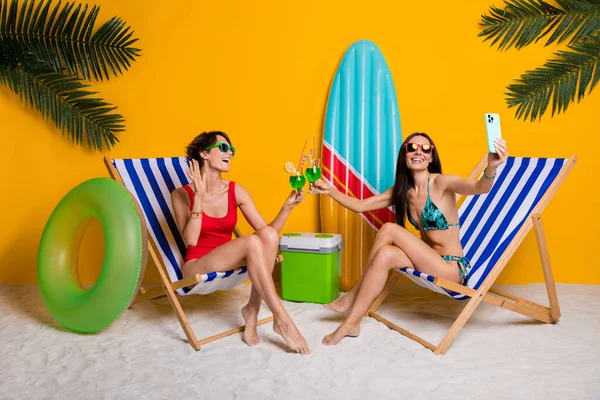 Çekici Çekici Kızların Oturduğu Bir Fotoğraf Güneş Banyosu Videosu Mojito — Stok fotoğraf