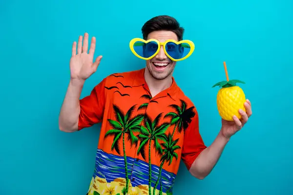 Zdjęcie Dobrego Humoru Człowieka Stylową Fryzurę Ubraną Koszulę Nadrukiem Zabawnych — Zdjęcie stockowe