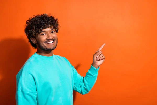 Photo Handsome Cheerful Man Beaming Smile Indicate Finger Empty Space — Stock Photo, Image