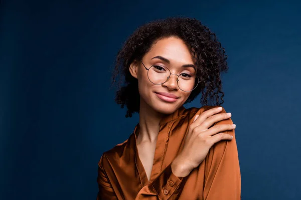 Foto Van Positieve Glanzende Vrouw Gekleed Bruine Zijden Shirt Brillen — Stockfoto