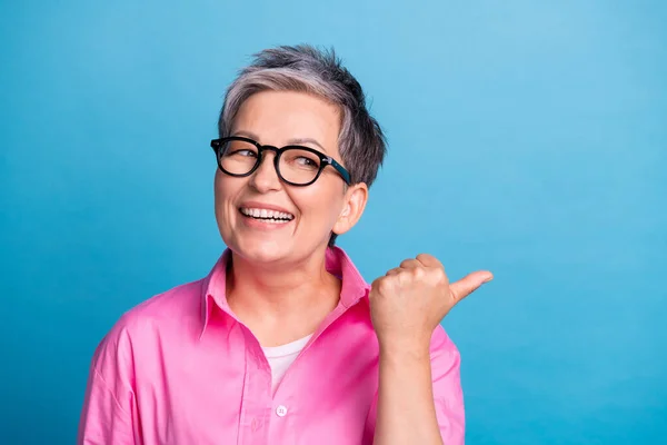 Retrato Pessoa Alegre Positiva Usar Blusa Elegante Óculos Indicando Olhar — Fotografia de Stock