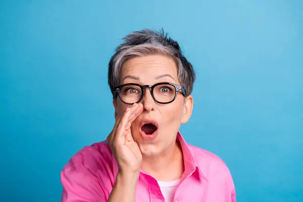 Retrato Jubilado Edad Avanzada Usar Blusa Con Estilo Gafas Mano —  Fotos de Stock