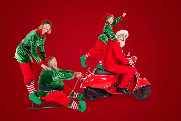 Photo Four Playful People Ride Bike Sledge Delivery Gifts Wear — Stock Photo, Image