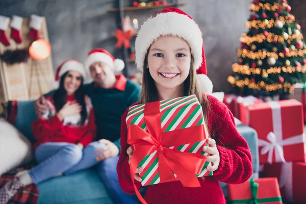 Foto Adorável Doce Menina Segurar Natal Giftbox Pais Pacíficos Sentar — Fotografia de Stock