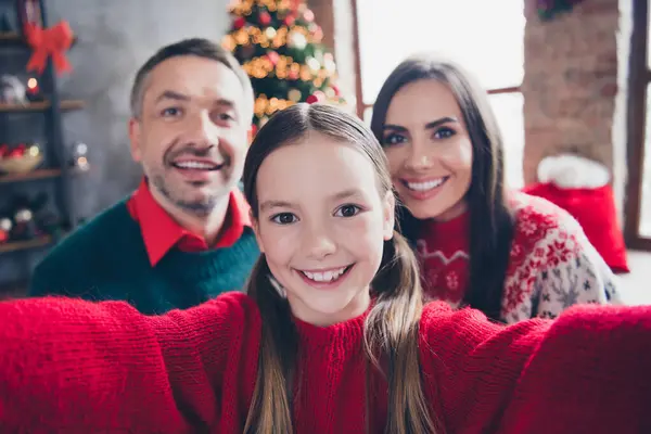 Zdjęcie Uroczej Wesołej Dziewczynki Spokojne Rodzice Toothy Uśmiech Zrobić Selfie — Zdjęcie stockowe