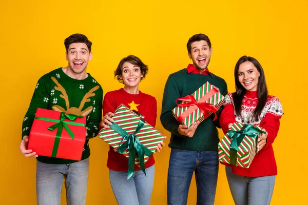 Dört Arkadaşın Fotoğrafı Parlak Renk Arkaplan Üzerine Izole Edilmiş Noel — Stok fotoğraf