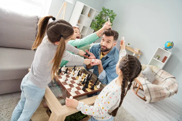 素敵な陽気で面白い家族の肖像画 パパとチェスをする 楽しい時間を持っている 家に住んでいる家で自由な時間を馬鹿に — ストック写真