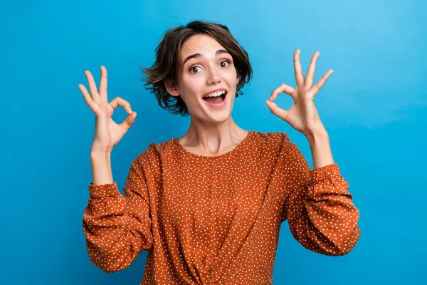Retrato Atraente Promotor Senhora Levantar Mãos Braços Mostrando Okey Símbolos — Fotografia de Stock