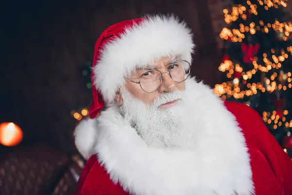 Φωτογραφία Από Δροσερό Αυτοπεποίθηση Santa Claus Φορούν Κόκκινα Γυαλιά Κοστούμι — Φωτογραφία Αρχείου
