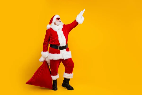 Retrato Comprimento Total Engraçado Santa Hold Novo Ano Presentes Saco — Fotografia de Stock