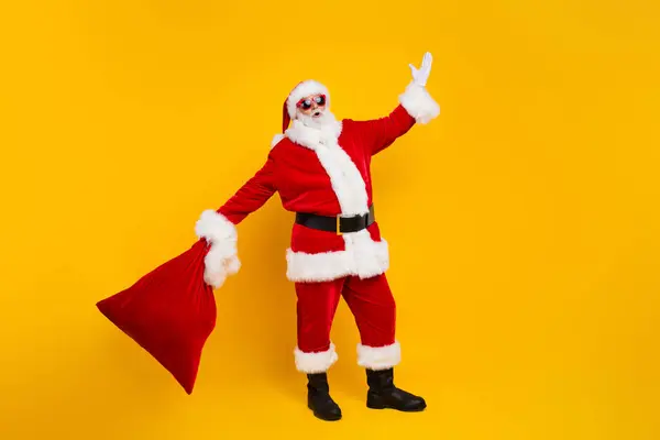 Full Size Portrait Eccentric Overjoyed Aged Santa Hold New Year — Stock Photo, Image
