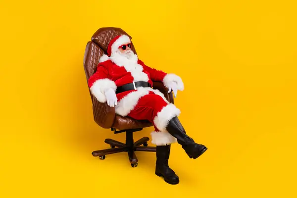 Plná Délka Fotografie Důchodce Santa Claus Sedět Křeslo Chladné Sluneční — Stock fotografie
