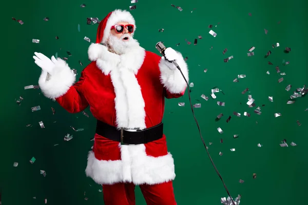 Zdjęcie Portret Starszego Emeryta Trzymać Mikrofon Śpiewać Nosić Modne Santa — Zdjęcie stockowe