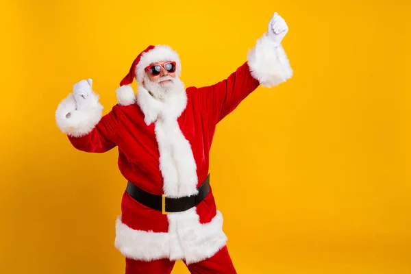 Ritratto Felice Anziano Babbo Natale Sollevare Pugni Spazio Vuoto Nuovo — Foto Stock