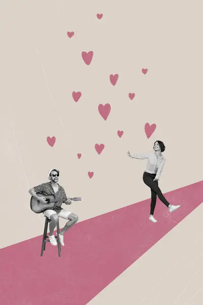 2つの黒い白い効果の縦のコラージュイメージ 人々はベージュの背景で隔離された絵画の心臓のシンボルを座ってギターを歌います — ストック写真