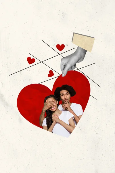 ポジティブなカップルの垂直創造的なコラージュ画像 ハンドカバーの目サプライズ コンセプト バレンタインデー ファンタジー ビルボード漫画 Zine — ストック写真