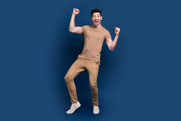 Pełny Rozmiar Zdjęcie Overjoyed Szalony Człowiek Ubrany Beżowy Shirt Zaciskające — Zdjęcie stockowe