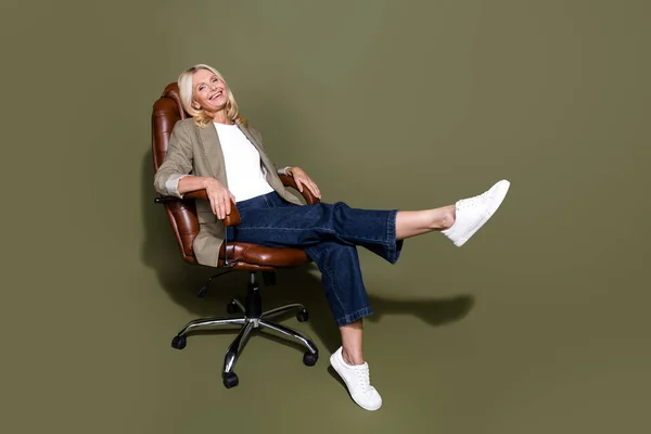 Foto Longitud Completa Mujer Madura Segura Positiva Sentada Silla Confort —  Fotos de Stock