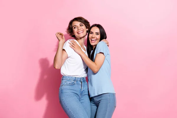 Photo Optimistic Young Two Women Joke Laughing Entertainment Best Friends — Stock Photo, Image
