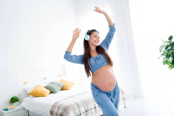 エネルギッシュな陽気な女性の写真 アクティブな妊婦 休日を祝う週末待っている子供の出産ホワイトライト屋内 — ストック写真