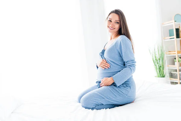 Photo Adorable Cheerful Young Mommy Sleepwear Sitting Bed Embracing Tummy — Stock Photo, Image
