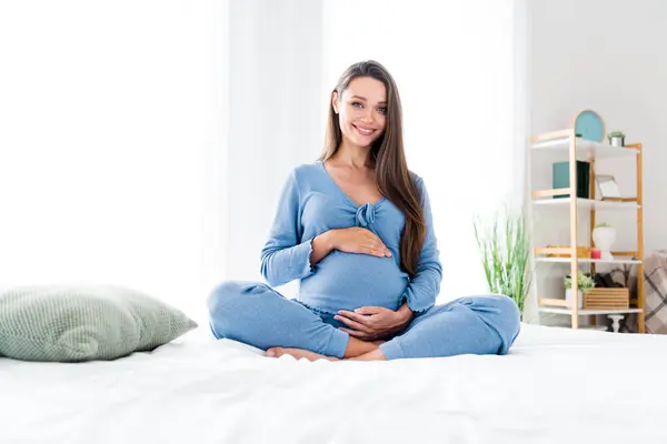 Foto Von Entzückenden Hübsche Zarte Mutter Sitzt Bett Genießen Schwangerschaft — Stockfoto