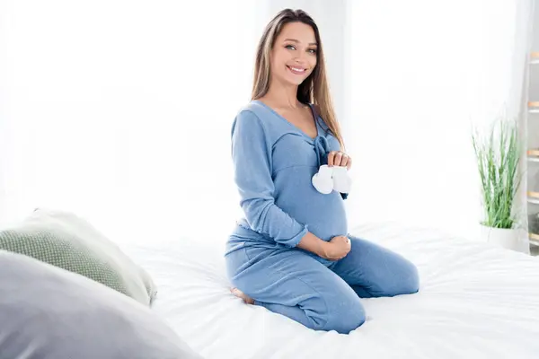 Foto Bedårande Söt Mamma Förbereder Sig För Förlossning Visar Innehav — Stockfoto