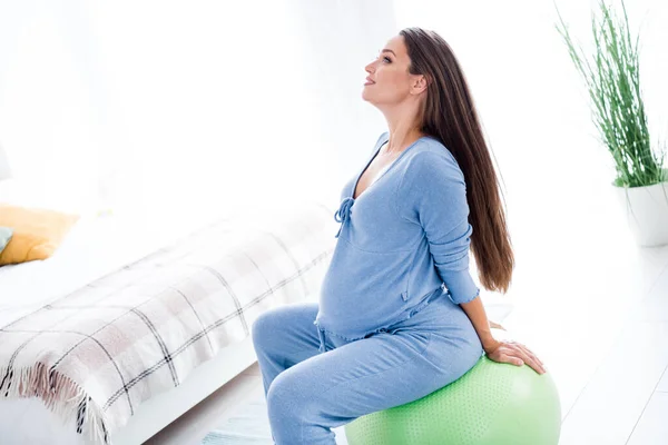 Fotografie Okouzlující Sladký Těhotná Dívka Čeká Novorozeně Dítě Sedí Fitness — Stock fotografie