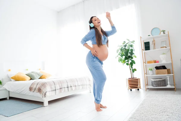 Olumlu Mutlu Sevimli Tapılası Hamile Bir Kızın Fotoğrafı Müzik Dinle — Stok fotoğraf