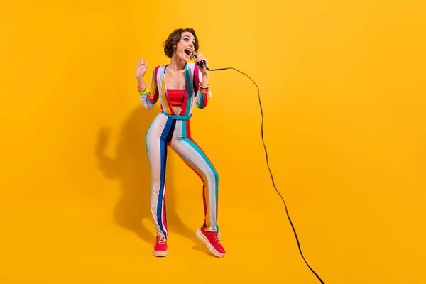 お祝いのイベントでマイクで歌っている狂気のポップスターの女性の写真は 単離された明るい色の背景 — ストック写真