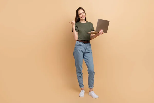 ベージュ色の背景に隔離されたラップトップポイントフィンガーモックアップ価格を使用して アマゾンショップイサービスの女性営業マネージャーのフルボディ写真 — ストック写真