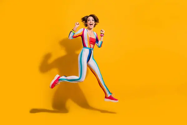 Фото Позитивной Сумасшедшей Взволнованной Девушки Прыжки Кулаками Наслаждаясь Скидками Изолированные — стоковое фото