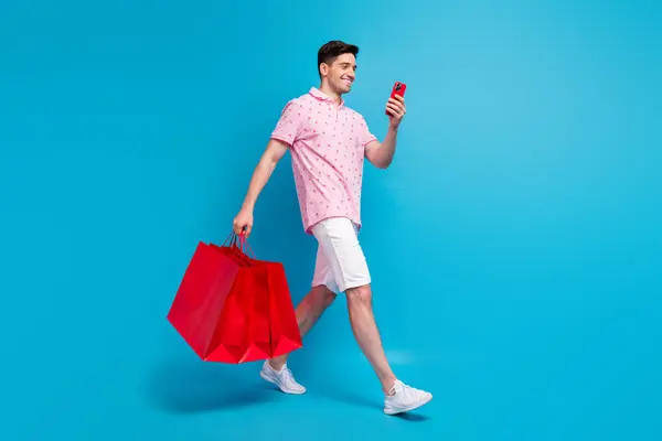 Full Size Profil Porträt Eines Gutaussehenden Mannes Halten Einkaufstaschen Fuß — Stockfoto