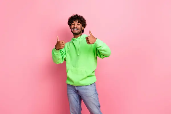 Zdjęcie Optymistycznego Indyjskiego Zabawnego Faceta Zielonym Kapturze Kciuki Góry Aprobata — Zdjęcie stockowe