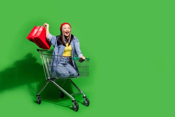 Full Size Photo Pretty Young Girl Riding Shopping Cart Shopper — Stock Photo, Image