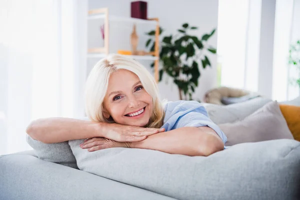 Foto Retrato Mujer Pensionista Atractivo Sofá Alquiler Cómodo Apartamento Sala —  Fotos de Stock