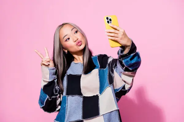 Photo Charming Girl Dyed Hair Dressed Pullover Make Selfie Smartphone — Stock Photo, Image