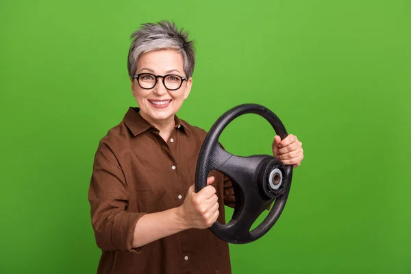 Portrait Von Zufriedenen Senior Mit Kurzen Haaren Brille Halten Lenkrad — Stockfoto