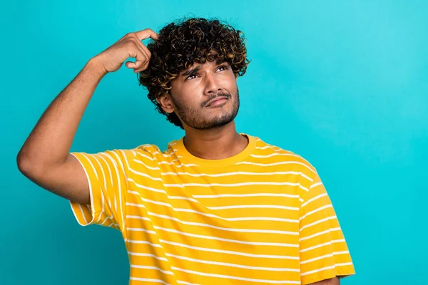 Yakışıklı Bir Gencin Portresi Kafası Kaşınıyor Sorunu Çözüyor Cyan Rengi — Stok fotoğraf