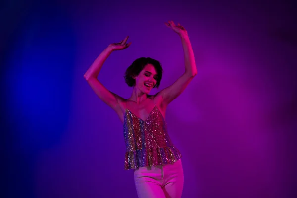 Foto Van Positieve Vrolijke Dame Genieten Nachtclub Dansen Neon Futuristische — Stockfoto