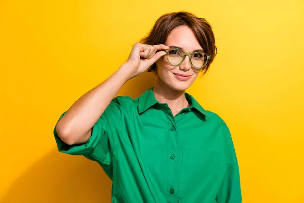 Foto Von Fröhlichen Intelligenten Mädchen Gekleidet Grün Hemd Arm Brille — Stockfoto