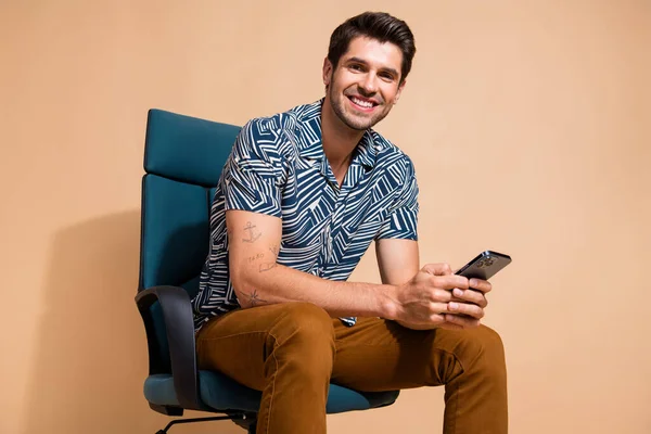 Photo Smiling Happy Man Sits Blue Armchair Browsing Social Media — Stock Photo, Image
