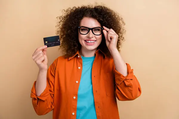 Fényképezés Portré Csinos Fiatal Lány Hold Credit Card Touch Specs — Stock Fotó