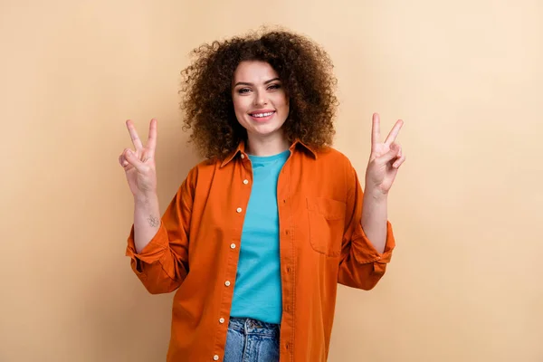 Photo Portrait Pretty Young Girl Sign Number Gesture Nonverbal Dressed — Stock Photo, Image