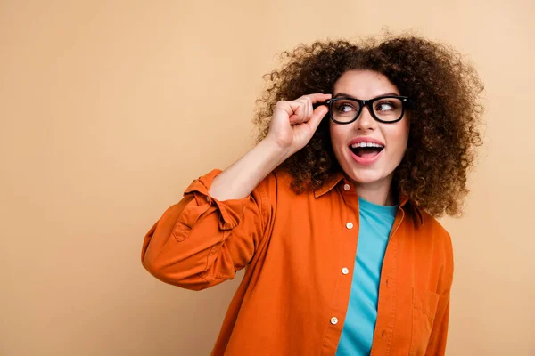 Güzel Genç Kız Dokunmatik Gözlüklerinin Fotoğrafı Boş Görünüyor Bej Renkli — Stok fotoğraf