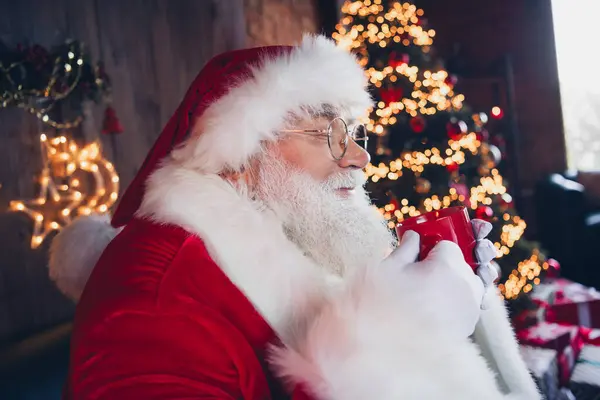 Bilde Funky Drømmende Santa Claus Iført Røde Kostyme Briller Lukkede – stockfoto