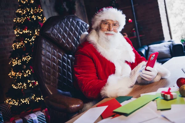 Fotografie Dobré Nálady Legrační Santa Claus Nosit Červený Kostým Komunikující — Stock fotografie