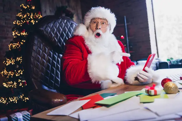 Φωτογραφία Από Αστείο Ενθουσιασμένοι Santa Claus Φορούν Κόκκινο Κοστούμι Δείχνοντας — Φωτογραφία Αρχείου